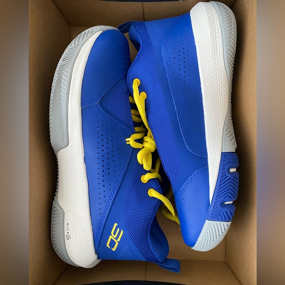 UnderArmour Kids athletic shoes - Picture 4 of 9